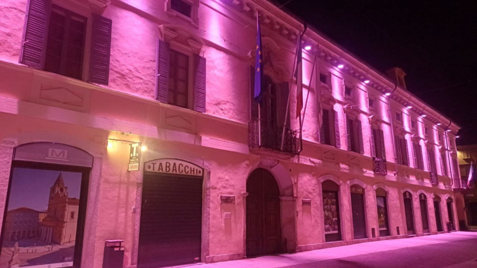 Borgomanero, municipio illuminato di rosa